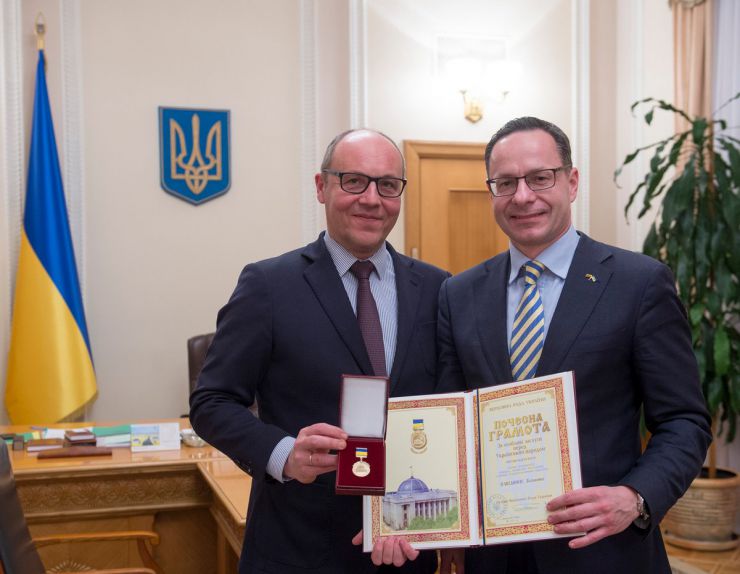 27 березня 2019 Голова Верховної Ради України Андрій Парубій вручив Почесну грамоту Верховної Ради України «За особливі заслуги перед Українським народом» Голові підкомітету з питань трансатлантичних відносин Сеймаса Литовської республіки Зігімантасу Павіліонісу.