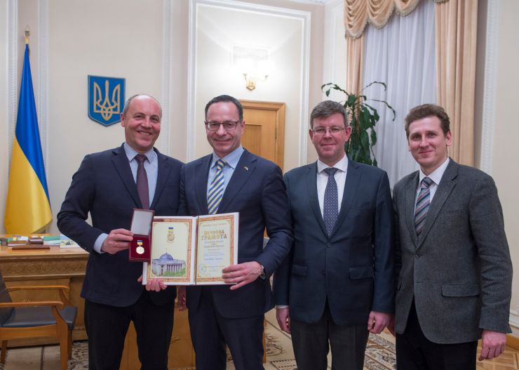 27 березня 2019 Голова Верховної Ради України Андрій Парубій вручив Почесну грамоту Верховної Ради України «За особливі заслуги перед Українським народом» Голові підкомітету з питань трансатлантичних відносин Сеймаса Литовської республіки Зігімантасу Павіліонісу.