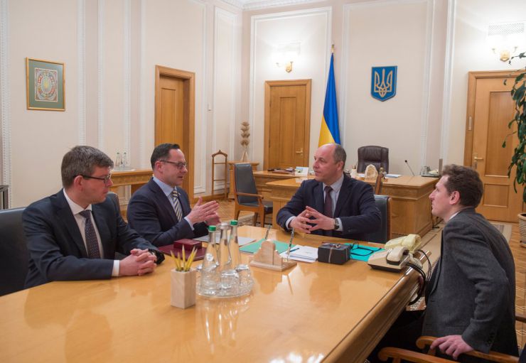 27 березня 2019 Голова Верховної Ради України Андрій Парубій вручив Почесну грамоту Верховної Ради України «За особливі заслуги перед Українським народом» Голові підкомітету з питань трансатлантичних відносин Сеймаса Литовської республіки Зігімантасу Павіліонісу.