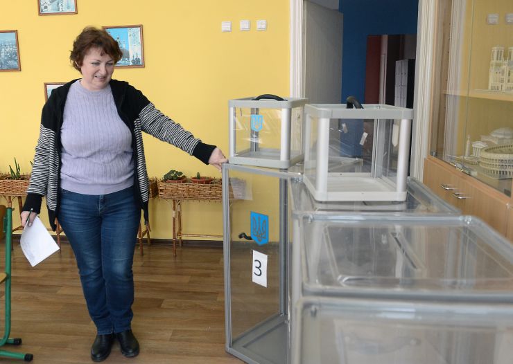 Підготовка до виборів Президента України. Виборча дільниця 800129 округ 212 Дарницький район м. Києва. Катерина Якименко заступник директора Слов’янської гімназії