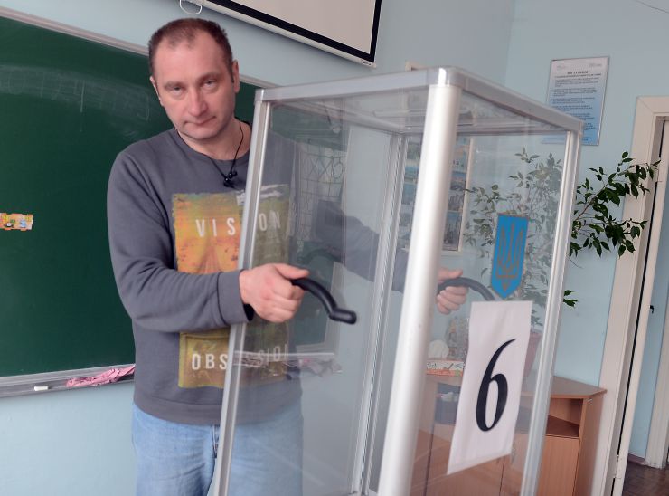 Підготовка до виборів Президента України. Виборча дільниця 800129 округ 212 Дарницький район м. Києва. Член ДВК Олександр Соломанюк