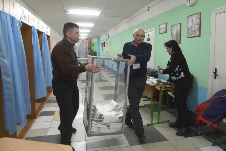 Вибори Президента України. Підрахунок голосів ДВК.
Виборча дільниця 800133 територіальний виборчий округ 212 Дарницький район м. Києва. 
