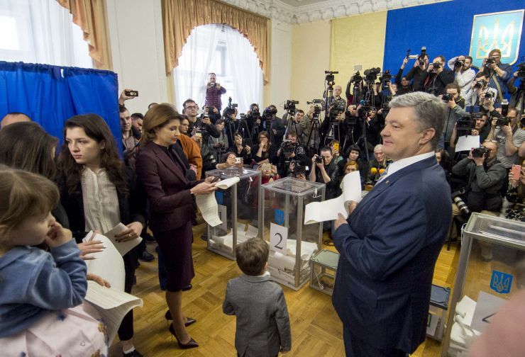 Голова Верховної Ради України Андрій Парубій взяв участь у першому турі виборів Президента України, який проходить у неділю, 31 березня 2019 року. А.Парубій наголосив на тому, що сьогодні вибори Президента України є особливо важливими: «Президент – це, перш за все, Головнокомандувач країни, і тому сьогодні наш фронт – на усіх виборчих дільницях, український фронт тримає кожен з українців так само, як наші бійці на передовій кожного дня тримають позицію проти російського агресора». Виборчий округ 221 дільниця 800588
