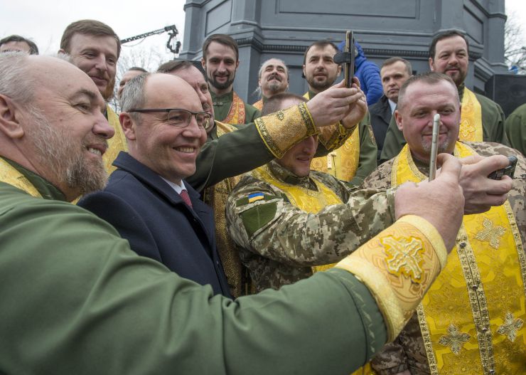 Голова Верховної Ради України Андрій Парубій, Президент України Петро Порошенко разом з дружиною Мариною Порошенко та предстоятелями церков України, членами Всеукраїнської ради церков і релігійних організацій» взяли участь у молитовному заході «Боже, нам єдність подай» який відбувся у Києві біля пам’ятника Святому рівноапостольному князю Володимиру Великому.
