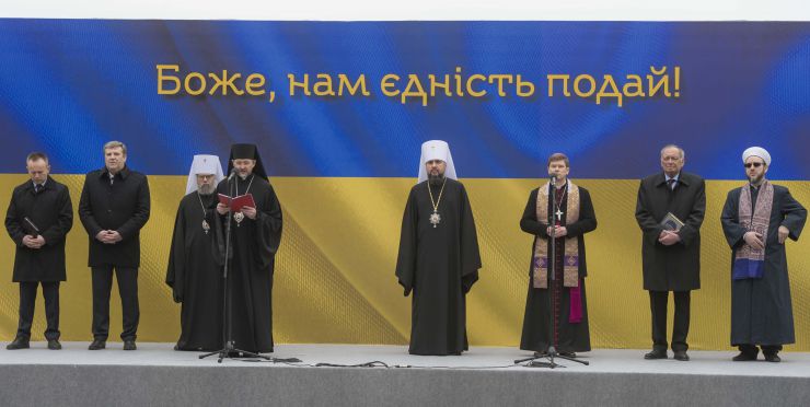 Голова Верховної Ради України Андрій Парубій, Президент України Петро Порошенко разом з дружиною Мариною Порошенко та предстоятелями церков України, членами Всеукраїнської ради церков і релігійних організацій» взяли участь у молитовному заході «Боже, нам єдність подай» який відбувся у Києві біля пам’ятника Святому рівноапостольному князю Володимиру Великому.