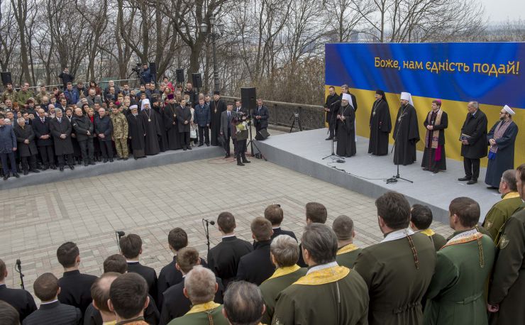 Голова Верховної Ради України Андрій Парубій, Президент України Петро Порошенко разом з дружиною Мариною Порошенко та предстоятелями церков України, членами Всеукраїнської ради церков і релігійних організацій» взяли участь у молитовному заході «Боже, нам єдність подай» який відбувся у Києві біля пам’ятника Святому рівноапостольному князю Володимиру Великому.