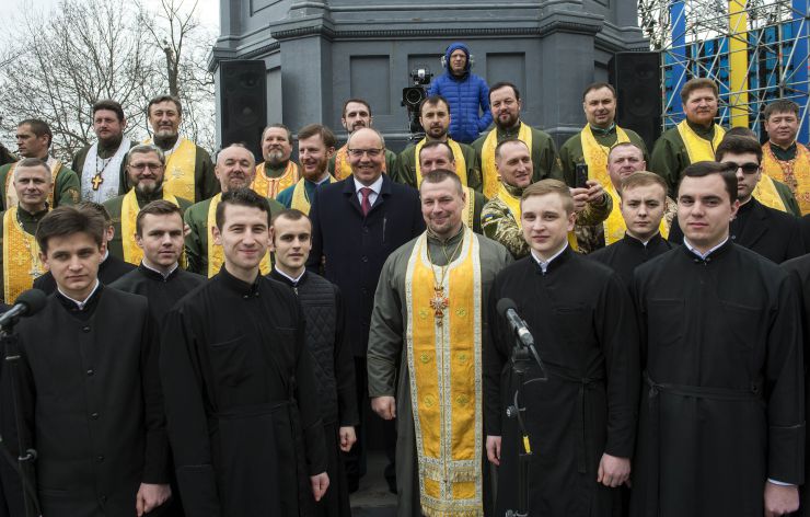 Голова Верховної Ради України Андрій Парубій, Президент України Петро Порошенко разом з дружиною Мариною Порошенко та предстоятелями церков України, членами Всеукраїнської ради церков і релігійних організацій» взяли участь у молитовному заході «Боже, нам єдність подай» який відбувся у Києві біля пам’ятника Святому рівноапостольному князю Володимиру Великому.