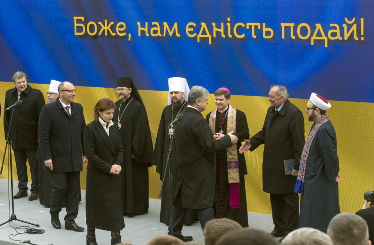 Голова Верховної Ради України Андрій Парубій, Президент України Петро Порошенко разом з дружиною Мариною Порошенко та предстоятелями церков України, членами Всеукраїнської ради церков і релігійних організацій» взяли участь у молитовному заході «Боже, нам єдність подай» який відбувся у Києві біля пам’ятника Святому рівноапостольному князю Володимиру Великому.