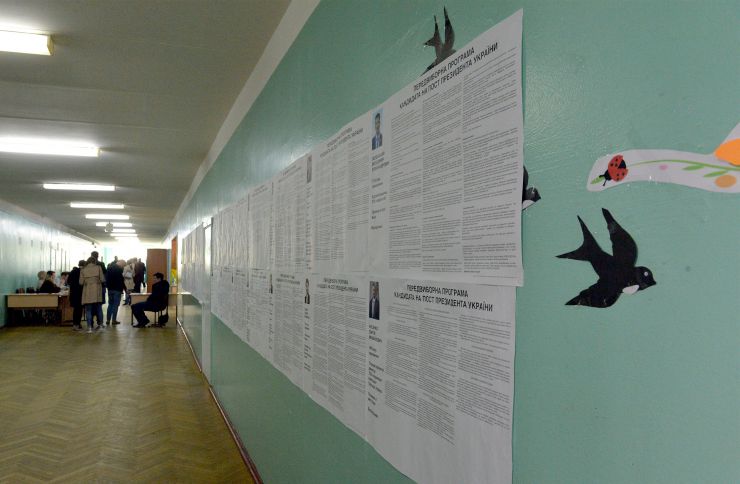 Голосування на виборах Президента України. Виборча дільниця номер 800102 у Києві. 