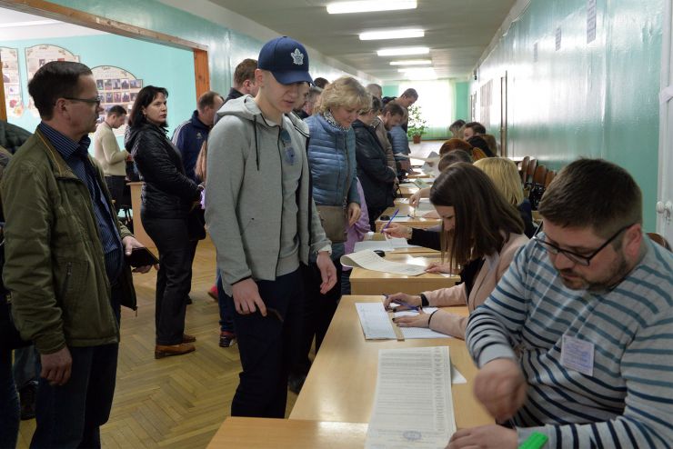 Голосування на виборах Президента України. Виборча дільниця номер 800102 у Києві. 
