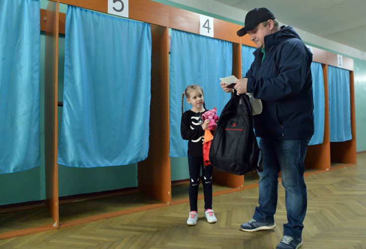 Голосування на виборах Президента України. Виборча дільниця номер 800102 у Києві. 
