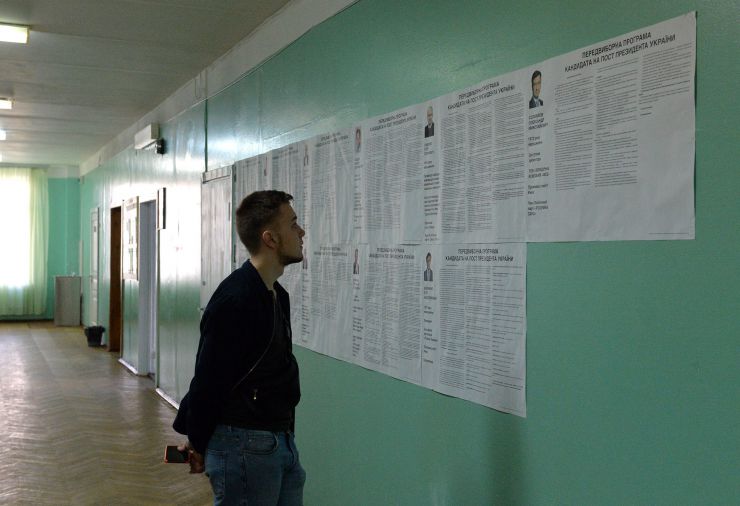 Голосування на виборах Президента України. Виборча дільниця номер 800102 у Києві. 
