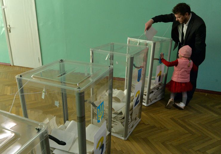 Голосування на виборах Президента України. Виборча дільниця номер 800102 у Києві. 