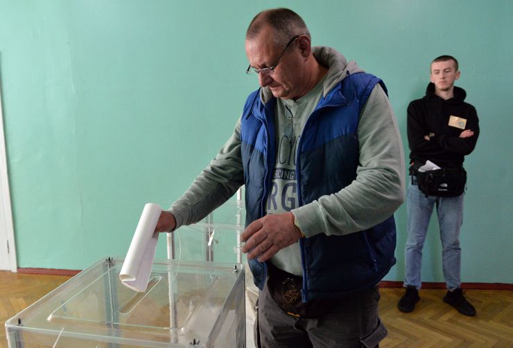 Голосування на виборах Президента України. Виборча дільниця номер 800102 у Києві. 