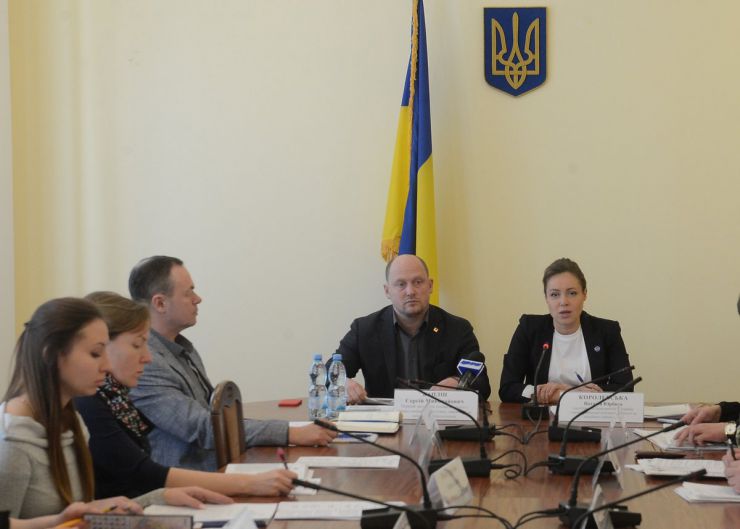 4 квітня 2019 перший заступник голови Комітету Верховної Ради України з питань соціальної політики, зайнятості та пенсійного забезпечення Сергій Каплін та член комітету Наталя Королевська під час робочої наради з нагоди Міжнародного дня інформування про мінну небезпеку.