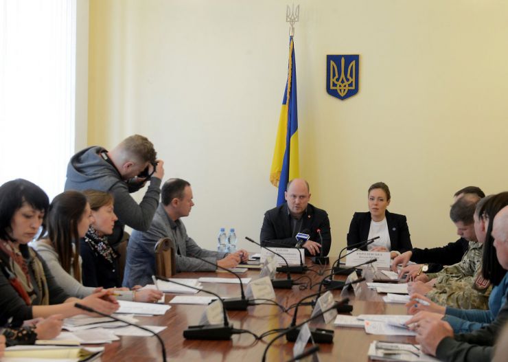 4 квітня 2019 перший заступник голови Комітету Верховної Ради України з питань соціальної політики, зайнятості та пенсійного забезпечення Сергій Каплін та член комітету Наталя Королевська під час робочої наради з нагоди Міжнародного дня інформування про мінну небезпеку.