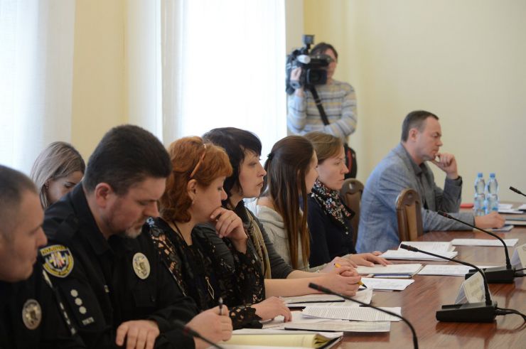 4 квітня 2019 перший заступник голови Комітету Верховної Ради України з питань соціальної політики, зайнятості та пенсійного забезпечення Сергій Каплін та член комітету Наталя Королевська під час робочої наради з нагоди Міжнародного дня інформування про мінну небезпеку.