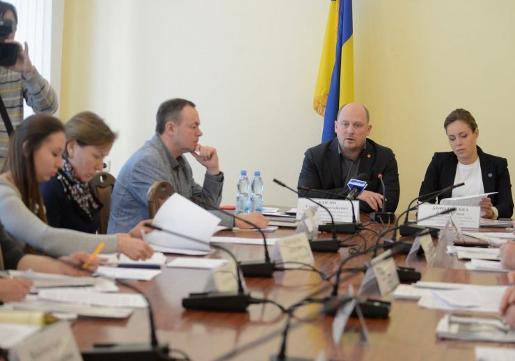 4 квітня 2019 перший заступник голови Комітету Верховної Ради України з питань соціальної політики, зайнятості та пенсійного забезпечення Сергій Каплін та член комітету Наталя Королевська під час робочої наради з нагоди Міжнародного дня інформування про мінну небезпеку.