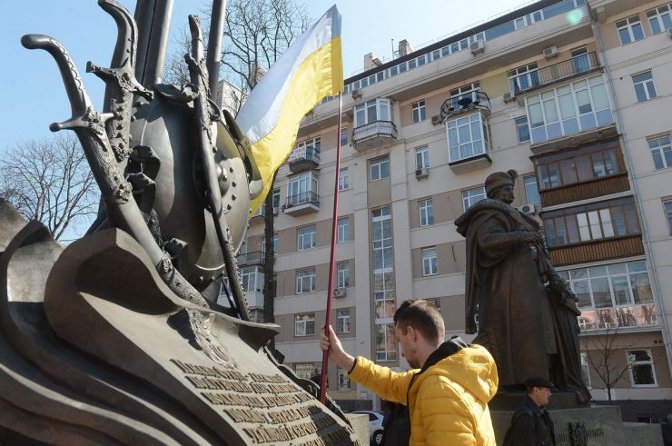 5 квітня 2019 Київ. Акція з нагоди 309-ї річниці Конституції Пилипа Орлика біля пам’ятника Пилипу Орлику.
5 квітня 1710 р. на зборах козацтва біля містечка Тягина (нині Бендери) на березі річки Дністер була прийнята перша Конституція Пилипа Орлика, і тим започаткований процес творення Конституції в Україні.