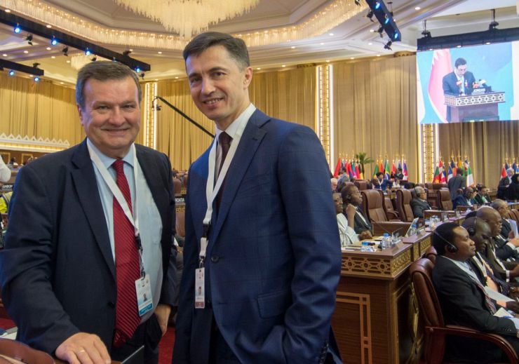 7 квітня 2019 візит Голови Верховної Ради України Андрія Парубія до Держави Катар для участі у 140-й Асамблеї Міжпарламентського Союзу. (м. Доха, 4-8 квітня 2019 року).
Участь Голови Верховної Ради України А.Парубія у загальних дебатах 140-ї Асамблеї Міжпарламентського Союзу.
Надзвичайний і Повноважний Посол України в Державі Катар Євген Микитенко, перший заступник керівника апарату Верховної Ради України – керуючий справами Петро Боднар.