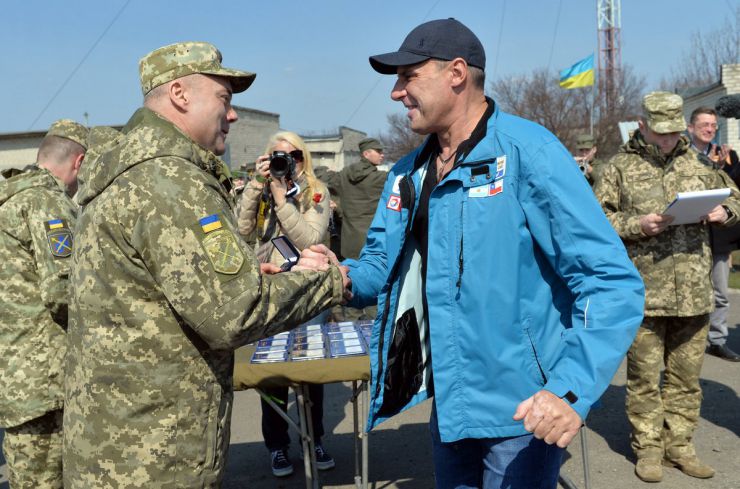 7 квітня 2019 Командувач об’єднаних сил, генерал-лейтенант Сергій Наєв відзначив журналістів, які займаються висвітленям війни на сході України з нагоди річниці Операції об’єднаних сил. А оглядач газети Олександр Клименко нагороджений відзнакою Командувача ООС «Козацький хрест» 1 ступеня. Сергій Наєв вручає відзнаку Командувача ООС «Козацький хрест» 1 ступеня телеоператору каналу «Інтер» Вадиму Ревуну.