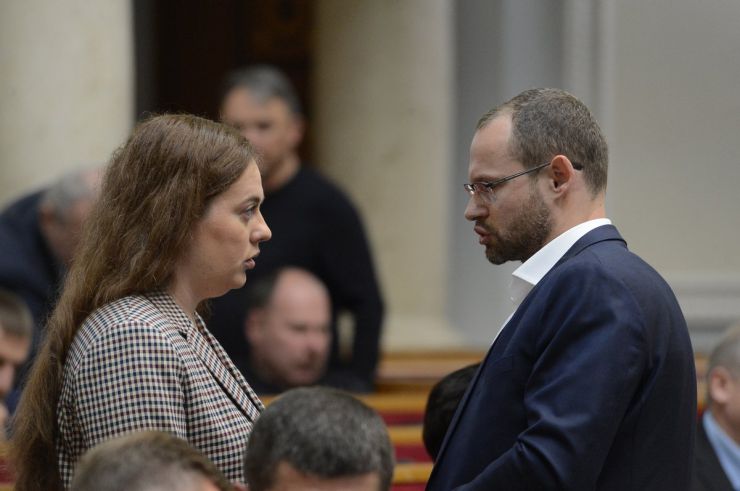 9 квітня 2019 пленарне засідання Верховної Ради України.
Голова Верховної Ради А.Парубій запросив на трибуну голову Комітету з питань культури і духовності Миколу Княжицького для продовження розгляду проекту Закону про забезпечення функціонування української мови як державної (№ 5670-д), розгляд якого у другому читанні було розпочато 28 лютого.
Депутати продовжили розгляд правок до сьомого розділу законопроекту, який має назву: ЗАБЕЗПЕЧЕННЯ СТАНДАРТІВ ДЕРЖАВНОЇ МОВИ (правки 1033-1273) із 1218 правки.
