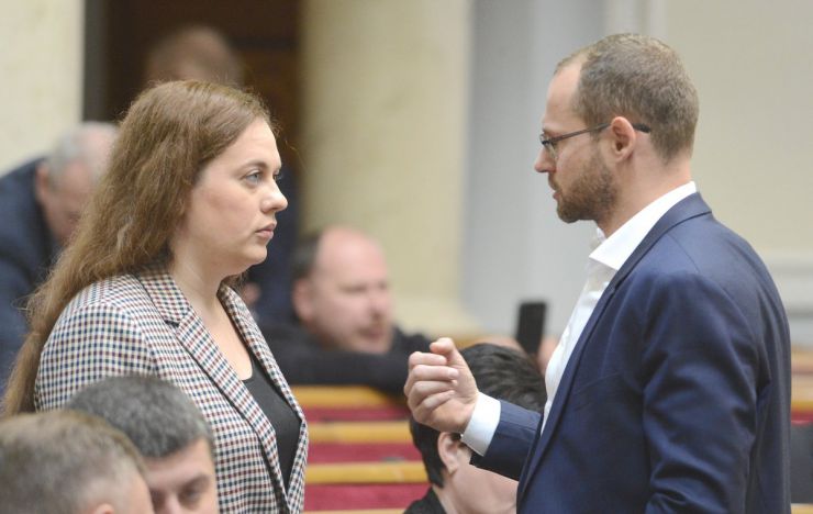 9 квітня 2019 пленарне засідання Верховної Ради України.
Голова Верховної Ради А.Парубій запросив на трибуну голову Комітету з питань культури і духовності Миколу Княжицького для продовження розгляду проекту Закону про забезпечення функціонування української мови як державної (№ 5670-д), розгляд якого у другому читанні було розпочато 28 лютого.
Депутати продовжили розгляд правок до сьомого розділу законопроекту, який має назву: ЗАБЕЗПЕЧЕННЯ СТАНДАРТІВ ДЕРЖАВНОЇ МОВИ (правки 1033-1273) із 1218 правки.
