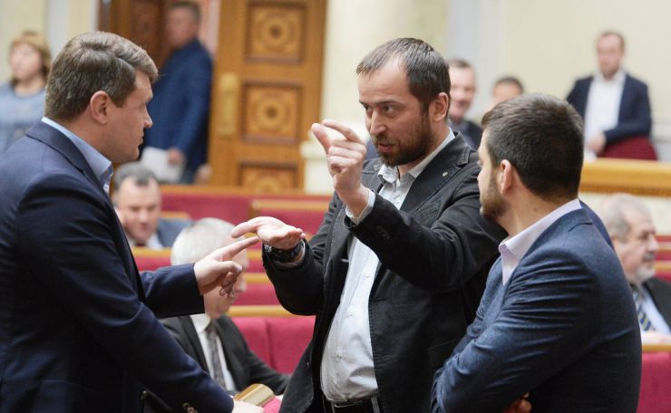 10 квітня 2019 пленарне засідання Верховної Ради України.
Голова Верховної Ради запросив на трибуну голову Комітету з питань культури і духовності Миколу Княжицького для продовження розгляду проекту Закону про забезпечення функціонування української мови як державної (№ 5670-д), розгляд якого у другому читанні було розпочато 28 лютого.
Вадим Івченко Б, Павло Кишкар позафр., Олександр Опанасенко САМ.