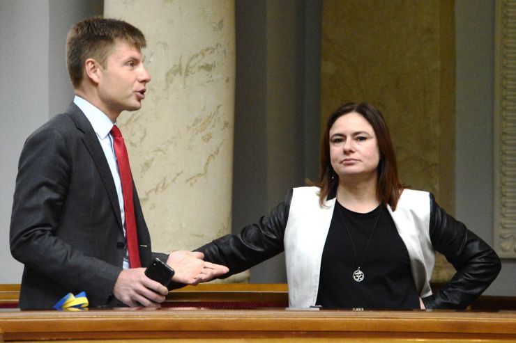 10 квітня 2019 пленарне засідання Верховної Ради України.
Голова Верховної Ради запросив на трибуну голову Комітету з питань культури і духовності Миколу Княжицького для продовження розгляду проекту Закону про забезпечення функціонування української мови як державної (№ 5670-д), розгляд якого у другому читанні було розпочато 28 лютого.
Олексій Гончаренко БП, Олена Матузко БП.