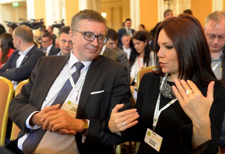 11-12 квітня 2019 проходить 12-ий Київський Безпековий Форум, організований Фондом Арсенія Яценюка «Відкрий Україну». Тарас Петров медіаексперт, Народний депутат України Вікторія Сюмар.