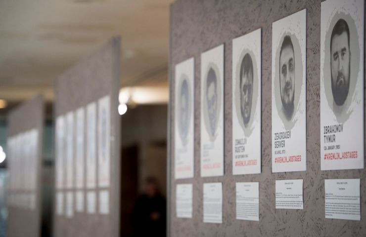 18 квітня 2019 у Приміщені Інституту міжнародних відносин відбулось відкриття експозиції портретів «Бранці Кремля» та демонстрація документального фільму «Крим. Вкрадений півострів». Також відбулася міжнародна науково-практична конференція «Деокупація і реінтеграція інформаційного простору Криму: Міжнародно-правові та медіакомунікативні інструменти».