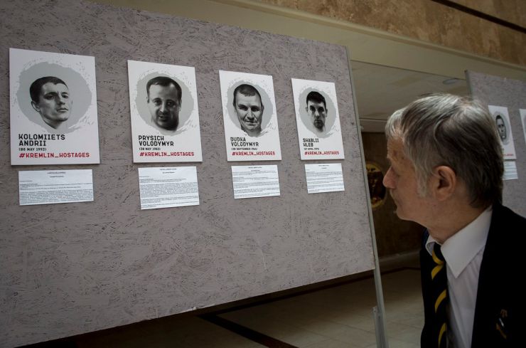 18 квітня 2019 у Приміщені Інституту міжнародних відносин відбулось відкриття експозиції портретів «Бранці Кремля» та демонстрація документального фільму «Крим. Вкрадений півострів». Також відбулася міжнародна науково-практична конференція «Деокупація і реінтеграція інформаційного простору Криму: Міжнародно-правові та медіакомунікативні інструменти».