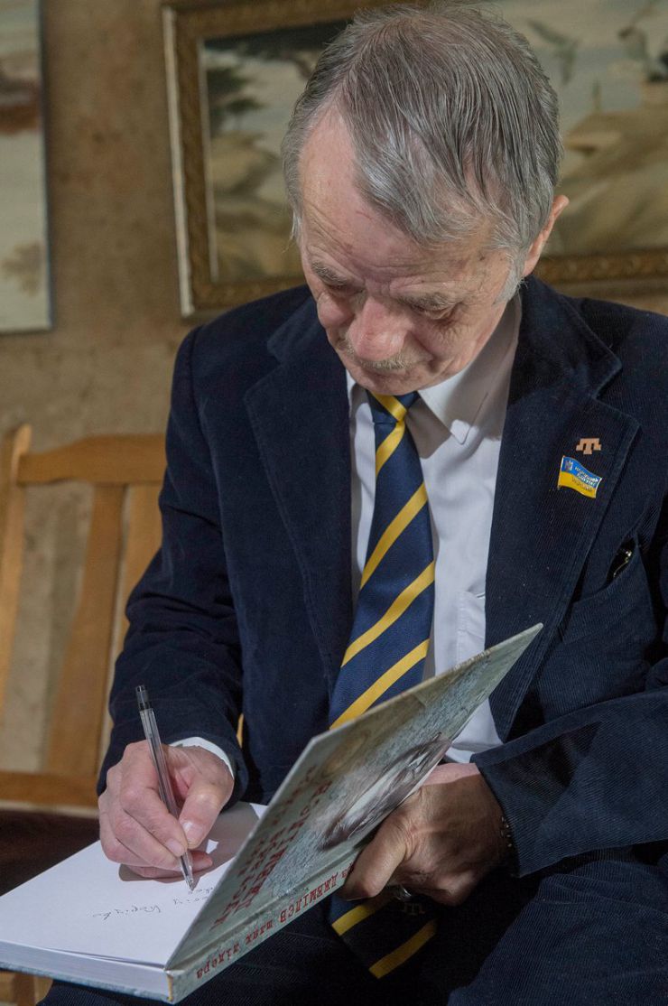 18 квітня 2019 у Приміщені Інституту міжнародних відносин відбулось відкриття експозиції портретів «Бранці Кремля» та демонстрація документального фільму «Крим. Вкрадений півострів». Також відбулася міжнародна науково-практична конференція «Деокупація і реінтеграція інформаційного простору Криму: Міжнародно-правові та медіакомунікативні інструменти».
