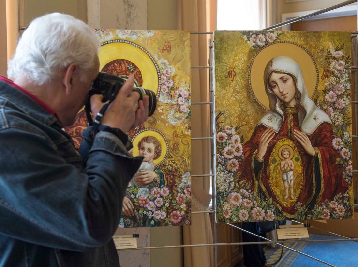 23 квітня 2019 до Великого світлого Свята Великодня у кулуарах ІІ поверху Верховної Ради України відкрилась виставка ікон-картин Олександра Охапкіна з колекції Ольги Богомолець: «Українська Діва Марія: мати, жінка, захисниця дітей». Виставку презентуватиме Музей українських домашніх ікон у Замку «Радомисль». За словами організаторів роботи Олександра Охапкіна випромінюють особливе світло, яке так необхідне кожному, хто шукає вихідь з пітьми. Твори автора доповнять радісне передчуття Свята Великодня.