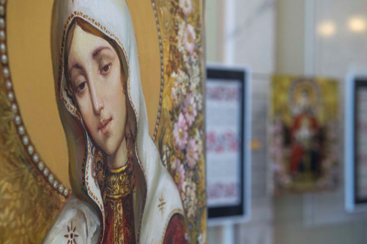 23 квітня 2019 до Великого світлого Свята Великодня у кулуарах ІІ поверху Верховної Ради України відкрилась виставка ікон-картин Олександра Охапкіна з колекції Ольги Богомолець: «Українська Діва Марія: мати, жінка, захисниця дітей». Виставку презентуватиме Музей українських домашніх ікон у Замку «Радомисль». За словами організаторів роботи Олександра Охапкіна випромінюють особливе світло, яке так необхідне кожному, хто шукає вихідь з пітьми. Твори автора доповнять радісне передчуття Свята Великодня.