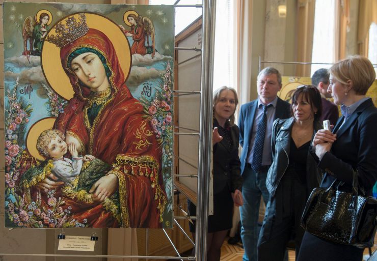 23 квітня 2019 до Великого світлого Свята Великодня у кулуарах ІІ поверху Верховної Ради України відкрилась виставка ікон-картин Олександра Охапкіна з колекції Ольги Богомолець: «Українська Діва Марія: мати, жінка, захисниця дітей». Виставку презентуватиме Музей українських домашніх ікон у Замку «Радомисль». За словами організаторів роботи Олександра Охапкіна випромінюють особливе світло, яке так необхідне кожному, хто шукає вихідь з пітьми. Твори автора доповнять радісне передчуття Свята Великодня.