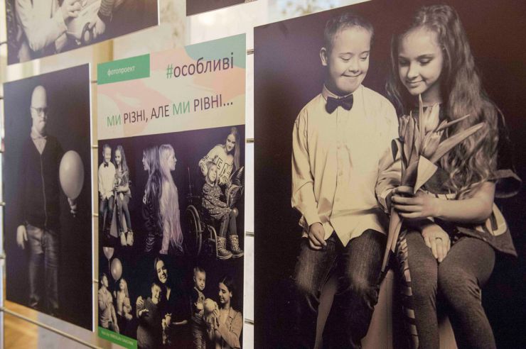 23 квітня 2019 «Особливі. Ми різні, але ми рівні» - виставку фотографій особливих дітей презентують у Верховній Раді України.
Благодійну ініціативу започаткували у Львові задля привернення уваги до особливого дару особливих дітей: абсолютної та безумовної любов та довіри до світу.