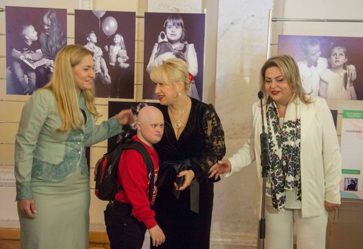 23 квітня 2019 «Особливі. Ми різні, але ми рівні» - виставку фотографій особливих дітей презентують у Верховній Раді України.
Благодійну ініціативу започаткували у Львові задля привернення уваги до особливого дару особливих дітей: абсолютної та безумовної любов та довіри до світу.