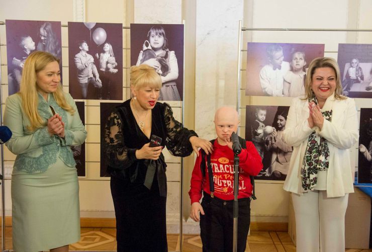 23 квітня 2019 «Особливі. Ми різні, але ми рівні» - виставку фотографій особливих дітей презентують у Верховній Раді України.
Благодійну ініціативу започаткували у Львові задля привернення уваги до особливого дару особливих дітей: абсолютної та безумовної любов та довіри до світу.