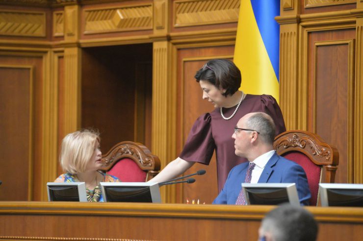 23 квітня 2019 пленарне засідання Верховної Ради України.
Парламент перейшов до розгляду проекту Закону про забезпечення функціонування української мови як державної (№ 5670-д), розгляд якого у другому читанні було розпочато 28 лютого.
Ірина Геращенко, Оксана Сироїд, Андрій Парубій.