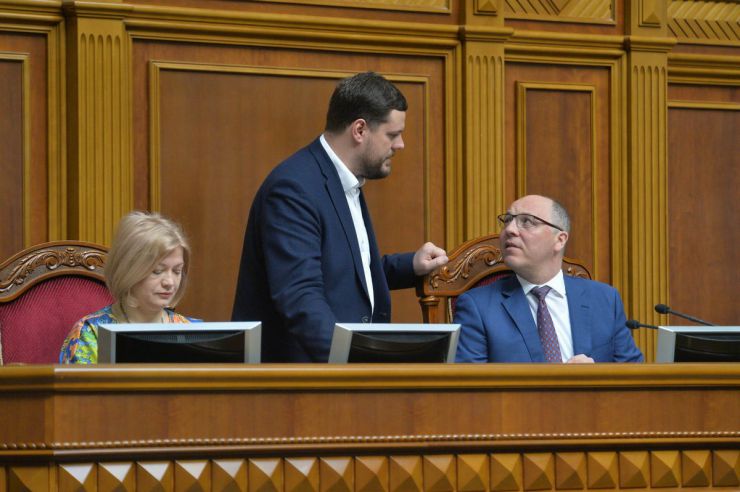 23 квітня 2019 пленарне засідання Верховної Ради України.
Парламент перейшов до розгляду проекту Закону про забезпечення функціонування української мови як державної (№ 5670-д), розгляд якого у другому читанні було розпочато 28 лютого.
