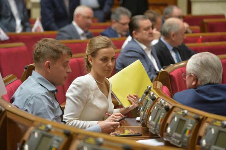 23 квітня 2019 пленарне засідання Верховної Ради України.
Парламент перейшов до розгляду проекту Закону про забезпечення функціонування української мови як державної (№ 5670-д), розгляд якого у другому читанні було розпочато 28 лютого.
Олена Сотник - Самопоміч.