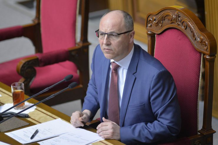 24 квітня 2019 пленарне засідання Верховної Ради України.
Парламент перейшов до розгляду проекту Закону про забезпечення функціонування української мови як державної (№ 5670-д), розгляд якого у другому читанні було розпочато 28 лютого.
Голова Верховної Ради запросив на трибуну голову Комітету з питань культури і духовності Миколу Княжицького.