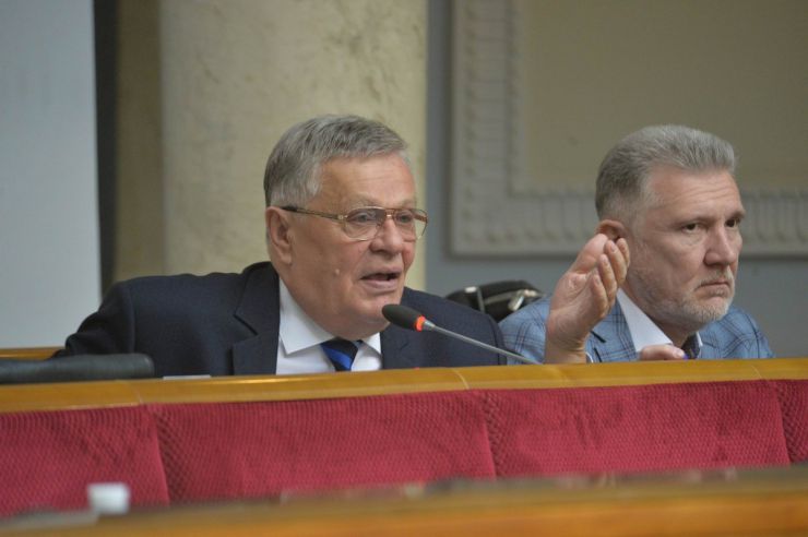24 квітня 2019 пленарне засідання Верховної Ради України.
Парламент перейшов до розгляду проекту Закону про забезпечення функціонування української мови як державної (№ 5670-д), розгляд якого у другому читанні було розпочато 28 лютого.
Голова Верховної Ради запросив на трибуну голову Комітету з питань культури і духовності Миколу Княжицького. Артур Мартовицький, Василь Німченко – обоє ОБ.