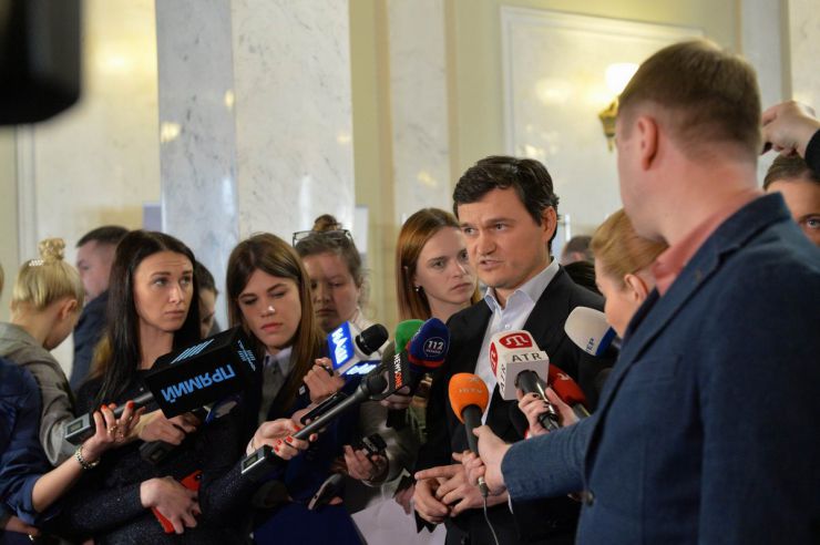 24 квітня 2019 пленарне засідання Верховної Ради України.
Парламент перейшов до розгляду проекту Закону про забезпечення функціонування української мови як державної (№ 5670-д), розгляд якого у другому читанні було розпочато 28 лютого.
Голова Верховної Ради запросив на трибуну голову Комітету з питань культури і духовності Миколу Княжицького. Валерій Писаренко - Відродження.