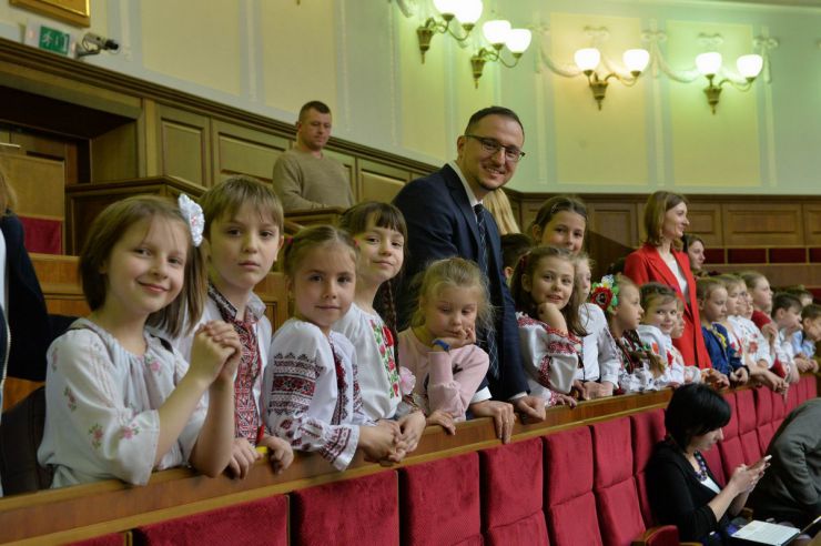 24 квітня 2019 пленарне засідання Верховної Ради України.
Парламент перейшов до розгляду проекту Закону про забезпечення функціонування української мови як державної (№ 5670-д), розгляд якого у другому читанні було розпочато 28 лютого.
Голова Верховної Ради запросив на трибуну голову Комітету з питань культури і духовності Миколу Княжицького. Київські школярі завітали до ВР, Олексій Рябчин - Батьківщина.