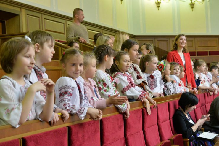 24 квітня 2019 пленарне засідання Верховної Ради України.
Парламент перейшов до розгляду проекту Закону про забезпечення функціонування української мови як державної (№ 5670-д), розгляд якого у другому читанні було розпочато 28 лютого.
Голова Верховної Ради запросив на трибуну голову Комітету з питань культури і духовності Миколу Княжицького. Київські школярі завітали до ВР, Олексій Рябчин - Батьківщина.