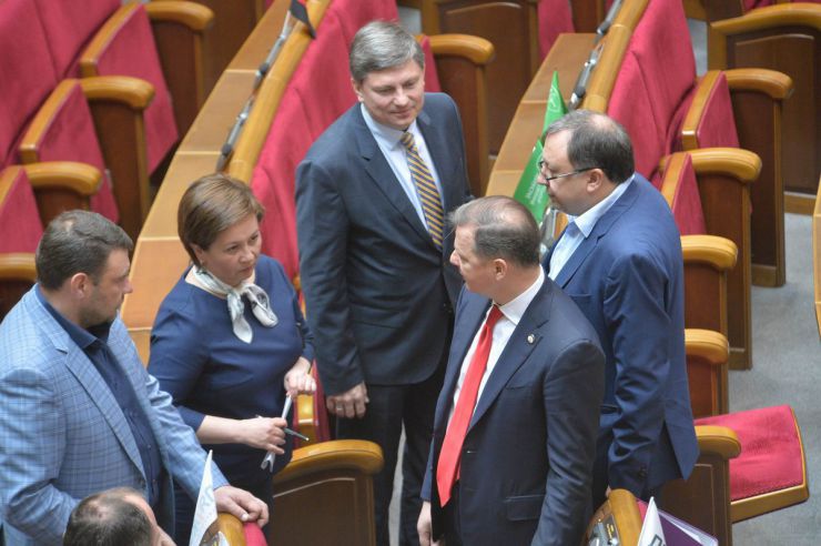 24 квітня 2019 пленарне засідання Верховної Ради України.
Парламент перейшов до розгляду проекту Закону про забезпечення функціонування української мови як державної (№ 5670-д), розгляд якого у другому читанні було розпочато 28 лютого.
Голова Верховної Ради запросив на трибуну голову Комітету з питань культури і духовності Миколу Княжицького. Артур Герасимов, Олег Ляшко, Микола Княжицький.