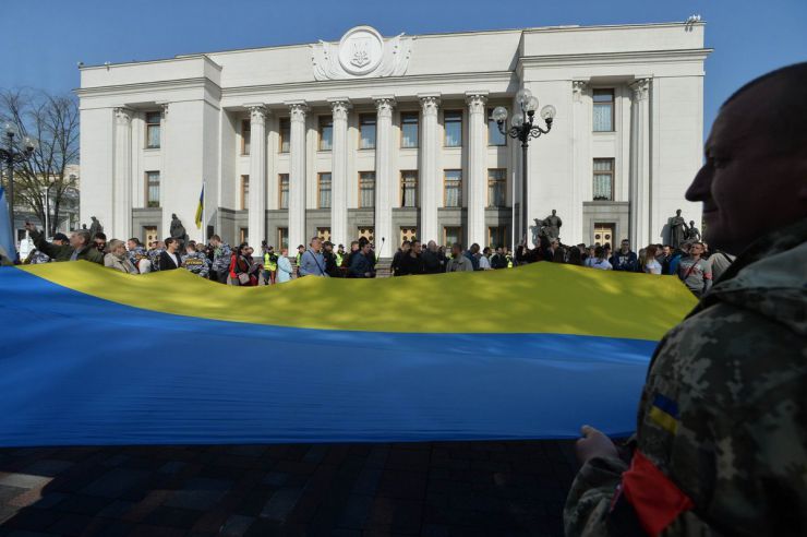 25 квітня 2019 зранку близько 300 осіб зібралося на площі Конституції біля Верховної Ради з метою участі у мітингу з вимогою прийняти закону про функціонування української мови як державної.
У цей день Верховна Рада 278 голосами прийняла у другому читанні та в цілому Закон України 
