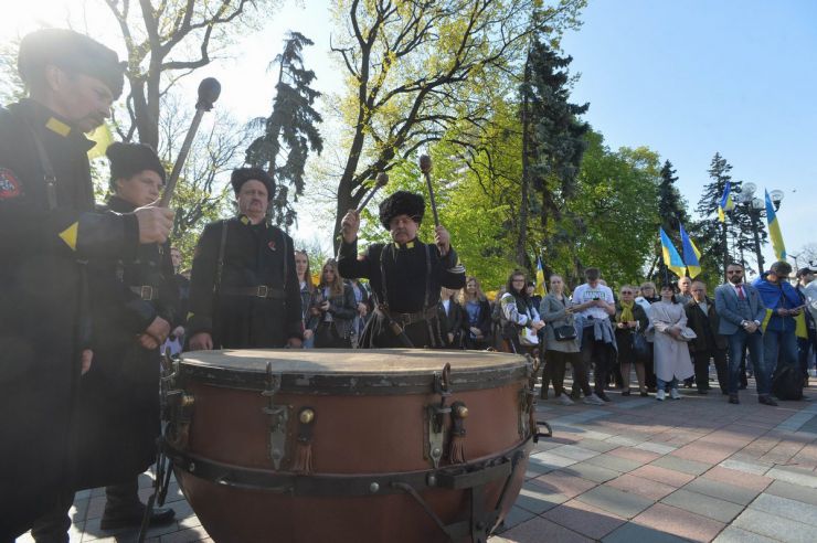 25 квітня 2019 зранку близько 300 осіб зібралося на площі Конституції біля Верховної Ради з метою участі у мітингу з вимогою прийняти закону про функціонування української мови як державної.
У цей день Верховна Рада 278 голосами прийняла у другому читанні та в цілому Закон України 
